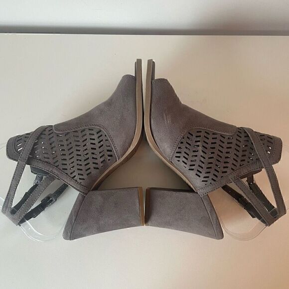 American Eagle Womens Sandals Size 6.5 Grey Laser Cut Peep Toe Sling Back Heels - Picture 5 of 7